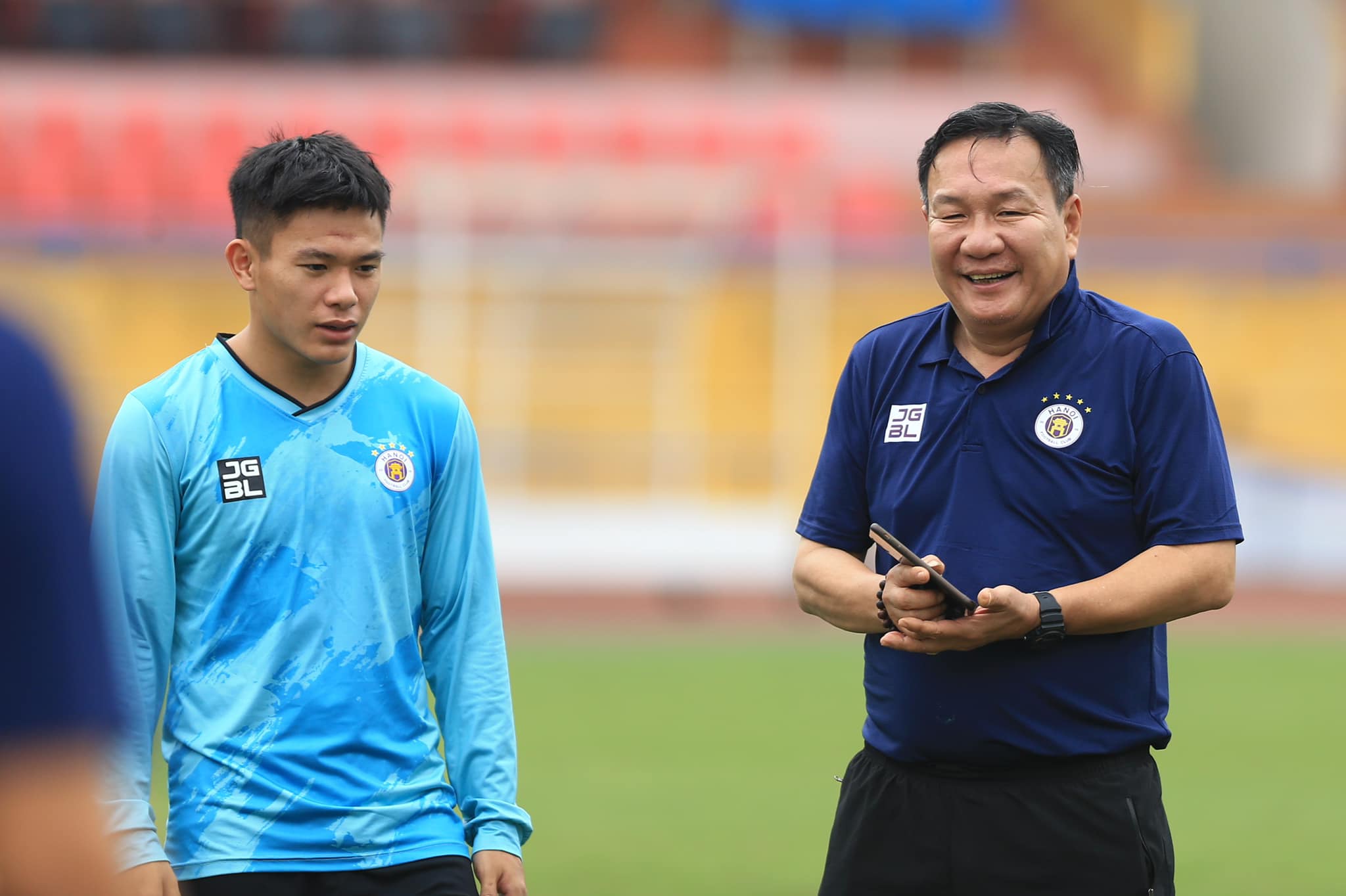 HLV Hoàng Văn Phúc: 'Cầu thủ Hà Nội khá buồn khi anh Nghiêm rời đội' - Ảnh 1