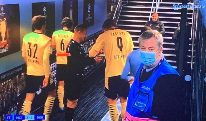 Trọng tài xin chữ ký Erling Haaland sau trận Man City vs Dortmund - Ảnh 1