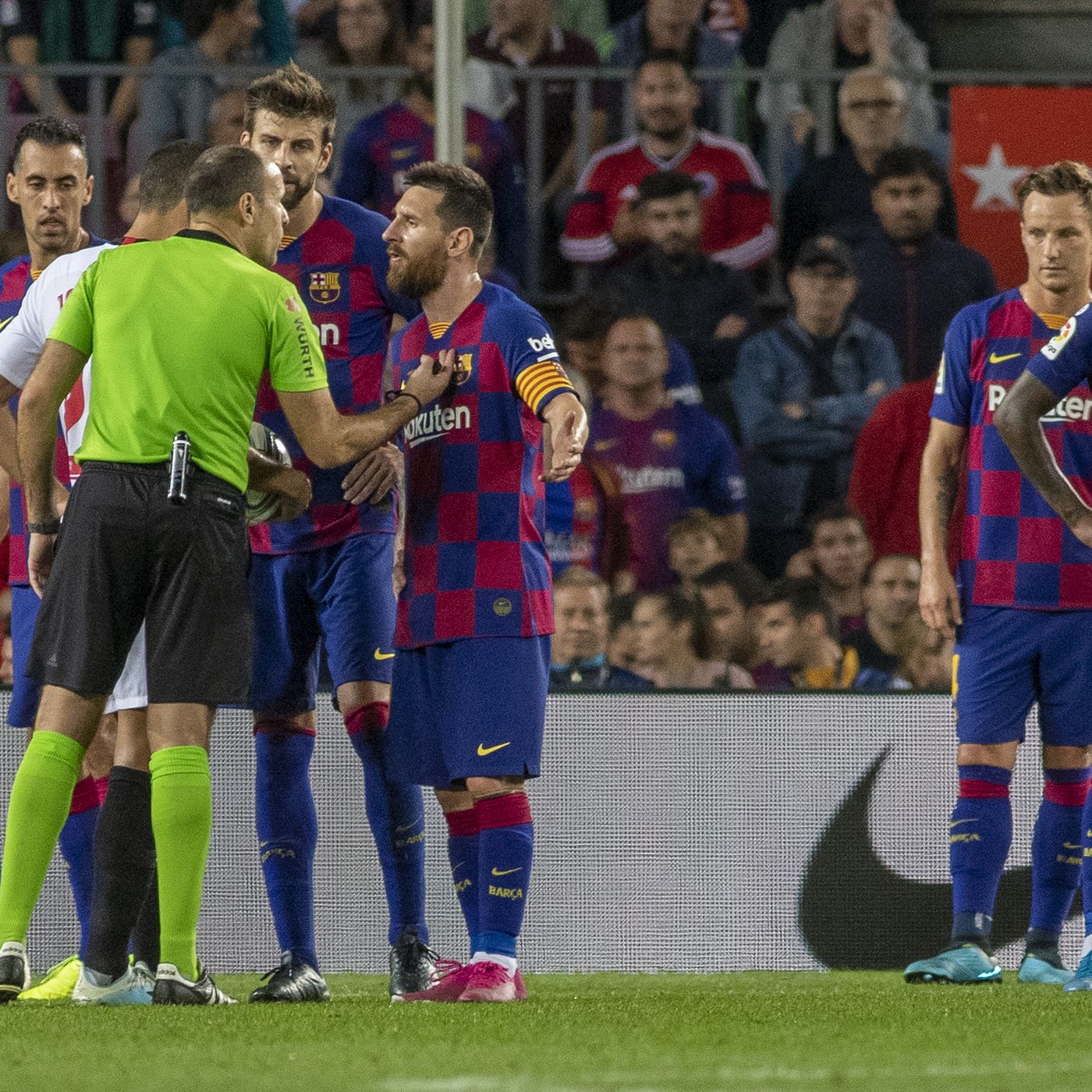 Barcelona nhận hai tin vui trước thềm Siêu Kinh Điển - Ảnh 1