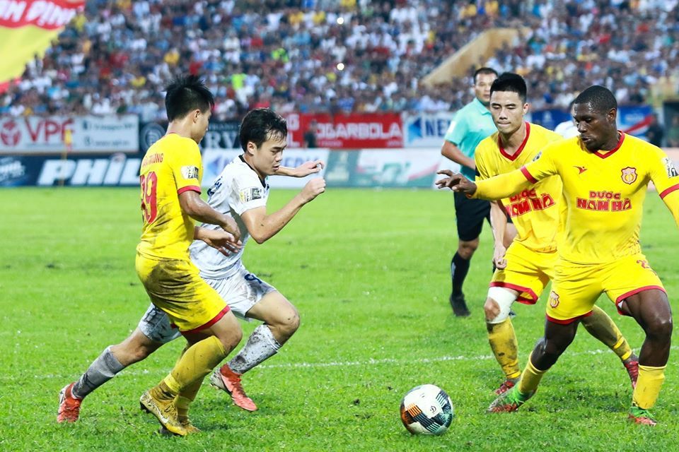 Tại sao HLV Nguyễn Văn Sỹ bị cấm chỉ đạo ở vòng 11 V-League? - Ảnh 1