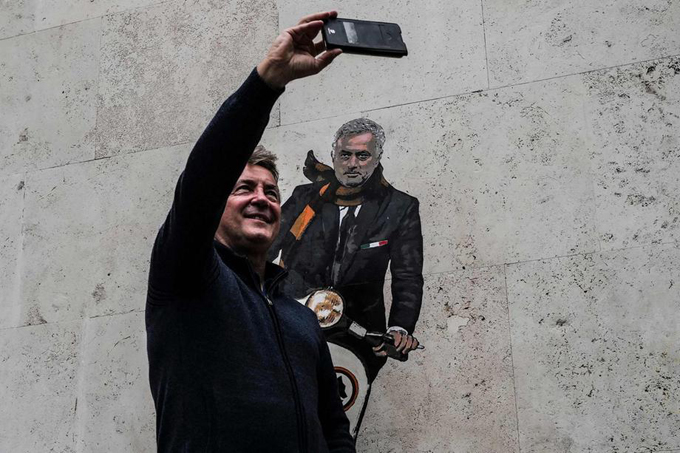 Chùm ảnh 'soái ca' Mourinho phóng vespa trên đường phố Roma - Ảnh 1