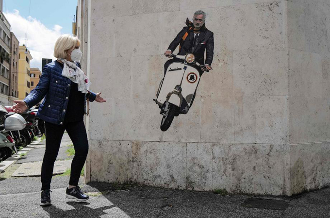 Chùm ảnh 'soái ca' Mourinho phóng vespa trên đường phố Roma - Ảnh 2