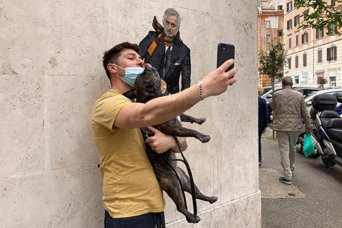Chùm ảnh 'soái ca' Mourinho phóng vespa trên đường phố Roma - Ảnh 3