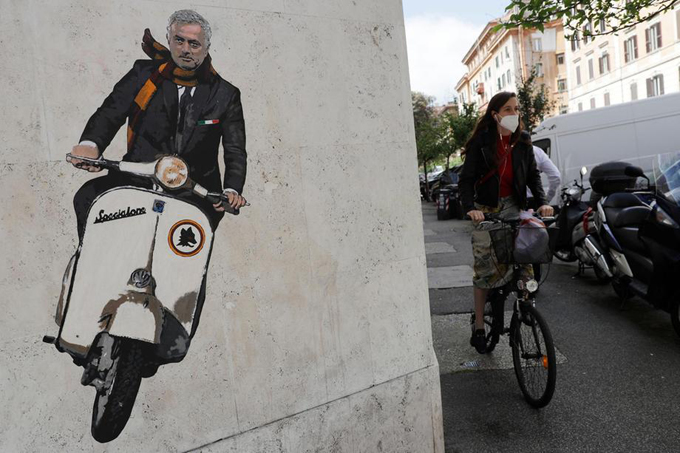 Chùm ảnh 'soái ca' Mourinho phóng vespa trên đường phố Roma - Ảnh 4