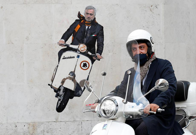Chùm ảnh 'soái ca' Mourinho phóng vespa trên đường phố Roma - Ảnh 5