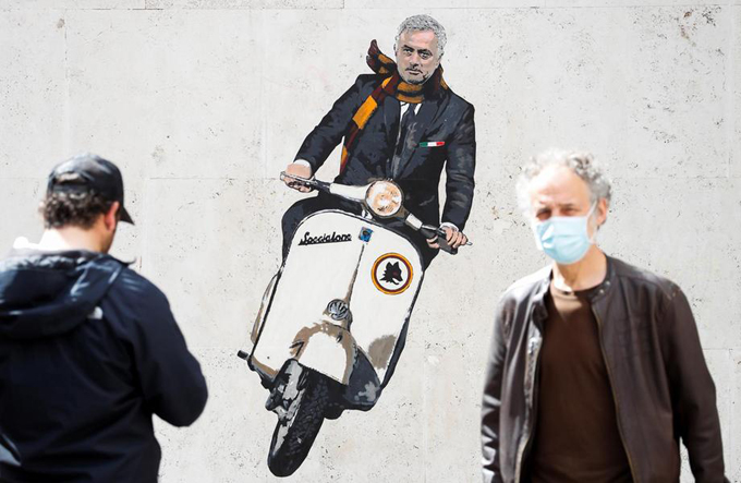 Chùm ảnh 'soái ca' Mourinho phóng vespa trên đường phố Roma - Ảnh 6