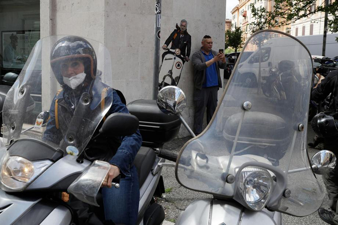 Chùm ảnh 'soái ca' Mourinho phóng vespa trên đường phố Roma - Ảnh 8
