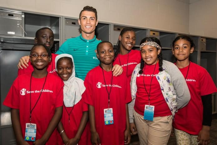 Ronaldo bị tổ chức bảo vệ trẻ em trừng phạt - Ảnh 1