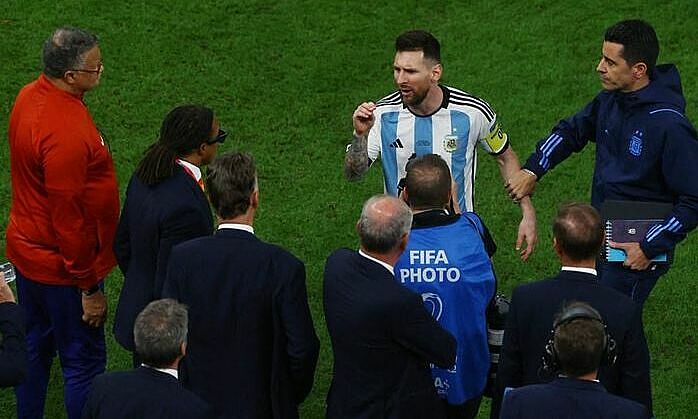 Messi hối hận vì chế nhạo HLV Louis Van Gaal - Ảnh 1