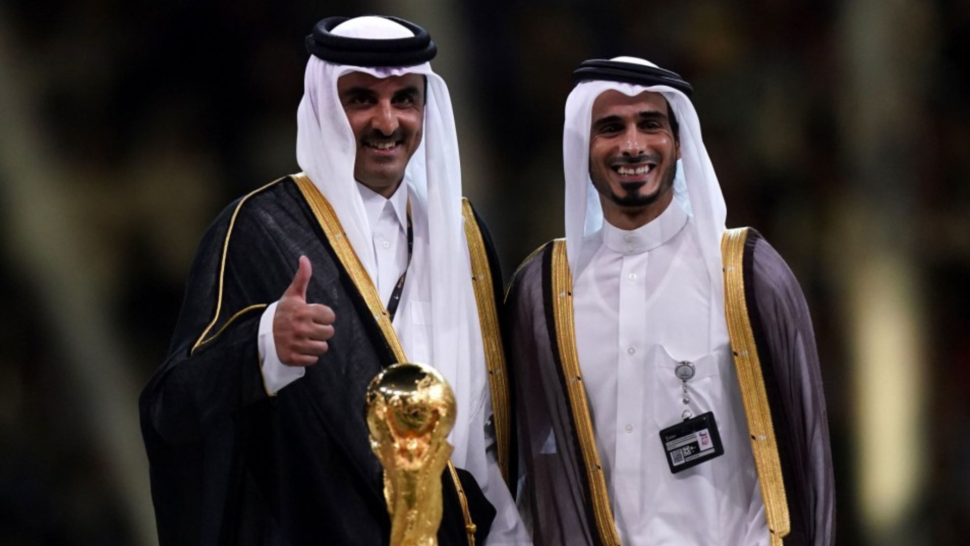 Tỷ phú Qatar chính thức đấu thầu, mua toàn quyền sở hữu Man United - Ảnh 1