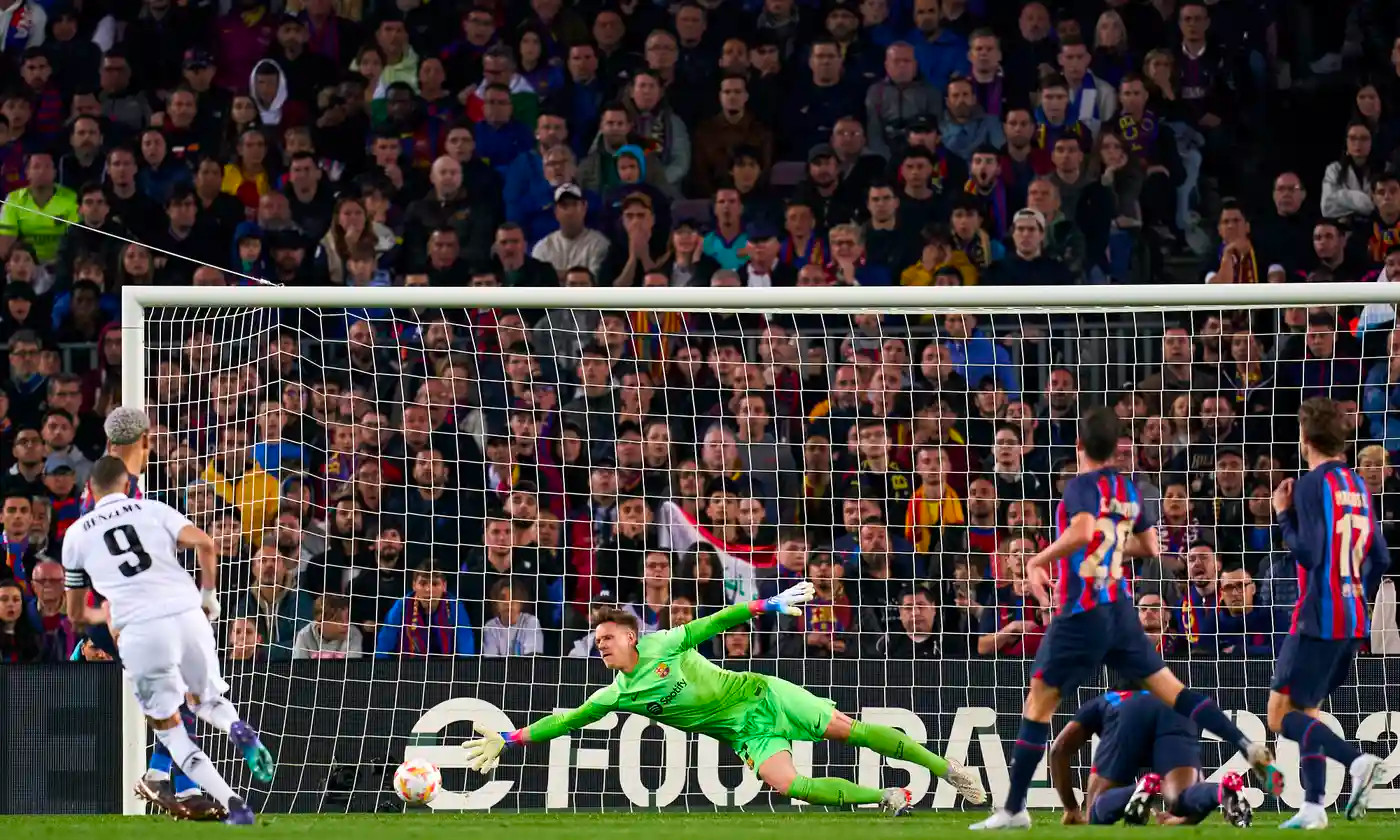 Lập hat-trick tại Camp Nou, Benzema chính thức đi vào lịch sử El Clasico - Ảnh 1