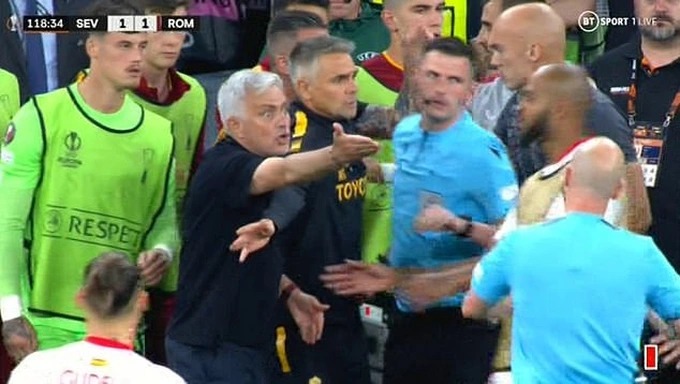 Roma thua chung kết, Mourinho nhục mạ trọng tài ở bãi đỗ xe - Ảnh 1