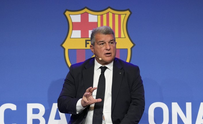 Nhòm ngó trụ cột Barca, PSG bị chủ tịch Joan Laporta mắng té tát - Ảnh 3