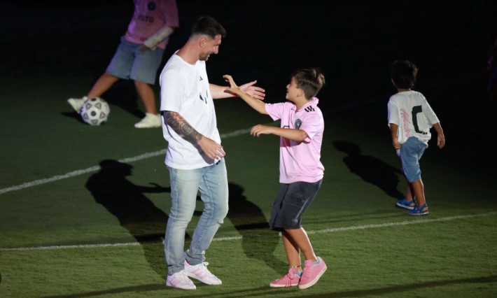 Lionel Messi bị con trai “làm bẽ mặt” trước hàng vạn NHM - Ảnh 2