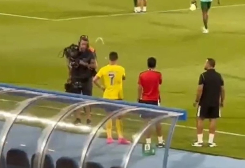 Ronaldo lại hờn dỗi, hành động quá khích với phóng viên - Ảnh 2