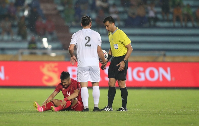 2 tuyển thủ Việt Nam nhập viện cấp cứu trong trận đấu với Palestine - Ảnh 1
