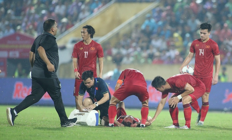 2 tuyển thủ Việt Nam nhập viện cấp cứu trong trận đấu với Palestine - Ảnh 2