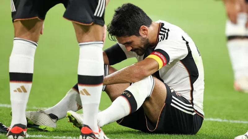 Sao Barca đau đến bật khóc rời sân, Xavi đứng ngồi không yên - Ảnh 1