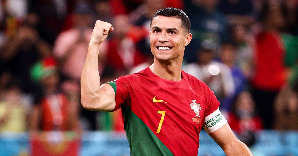 Ronaldo nhận vinh dự có 1-0-2, nhưng CĐV lại cãi nhau 