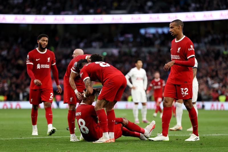 Trọng tài chèn ép, Liverpool lại mất thêm trụ cột sau trận Tottenham - Ảnh 1