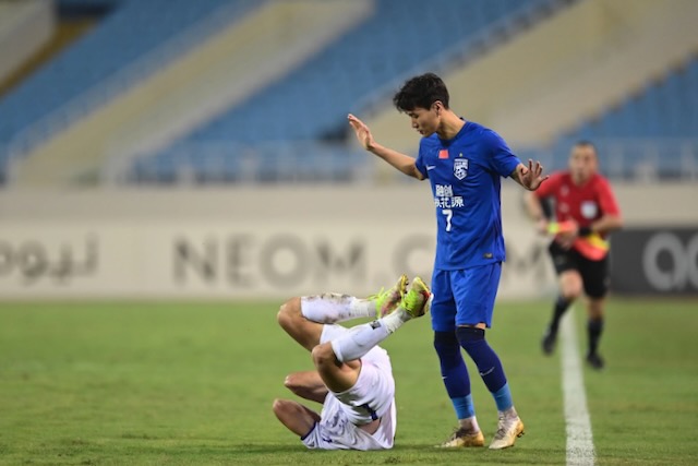 Cầu thủ Trung Quốc trốn tập, đi bar đêm trước trận thua Hà Nội - Ảnh 1