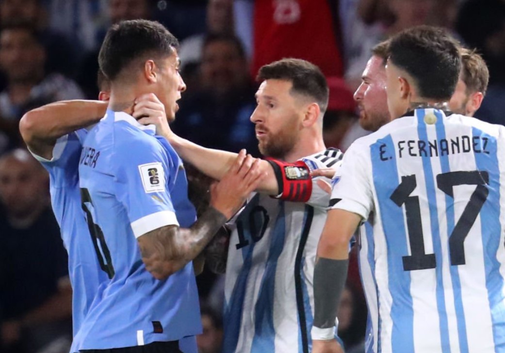 Argentina 0-2 Uruguay: Messi hóa tội đồ - Ảnh 1