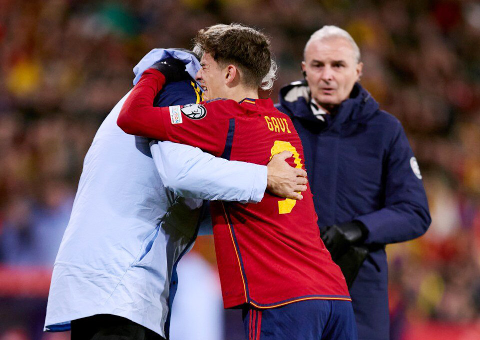 Gavi gặp vấn đề chấn thương về đầu gối trong chiến thắng 3-1 của Tây Ban Nha trước Georgia, nguy cơ nghỉ thi đấu 8 tháng. - Ảnh 1