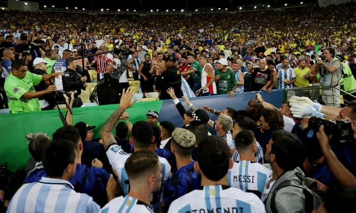 Fan hâm mộ Brazil và Argentina ẩu đả trước trận siêu kinh điển Nam Mỹ - Ảnh 1