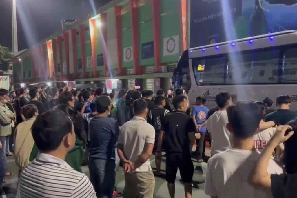 CĐV Bình Định ném vật thể lạ xuống sân vì bất bình với CLB Thanh Hóa - Ảnh 1