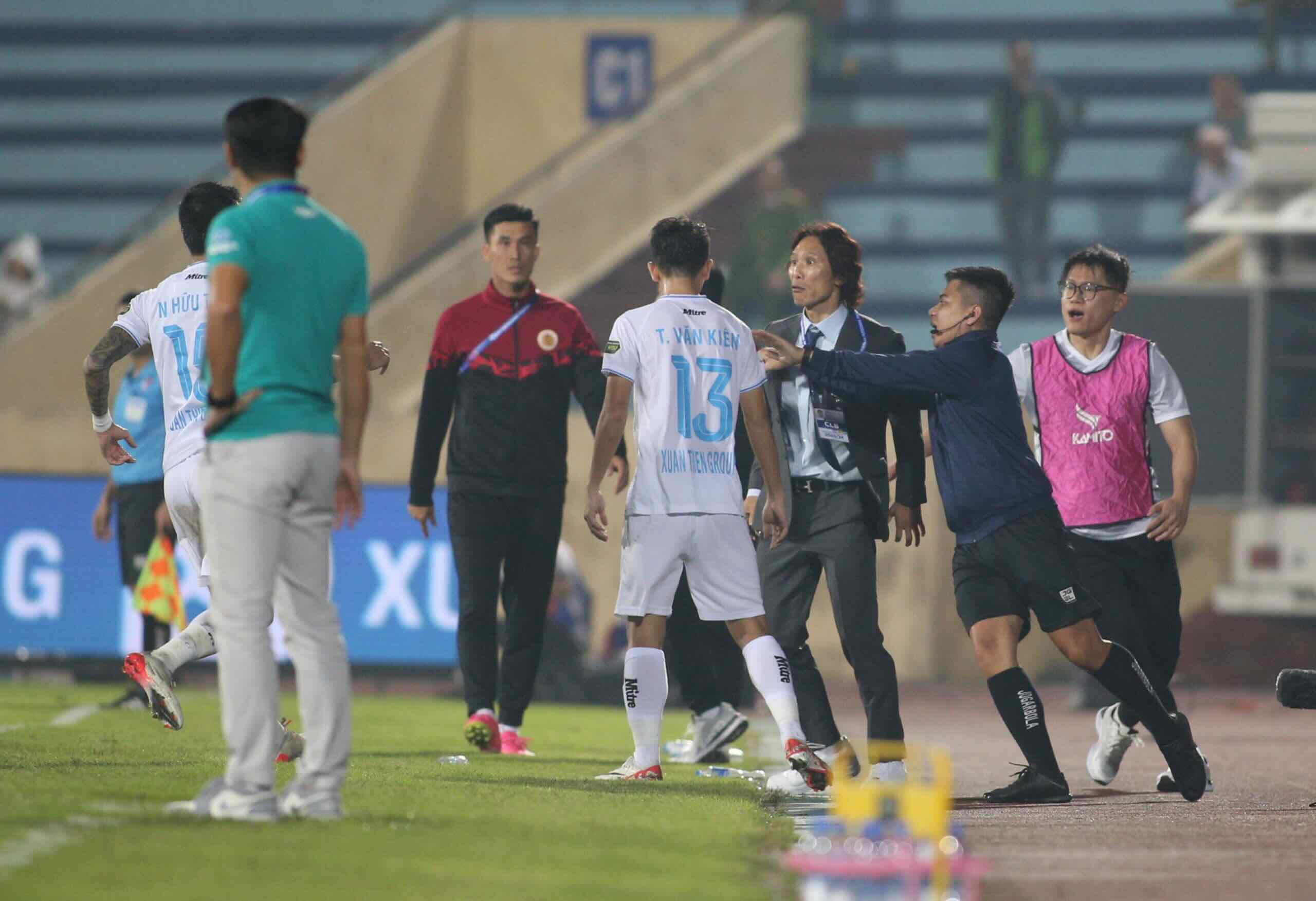 HLV Gong Oh Kyun mất bình tĩnh, xô xát với cầu thủ Nam Định - Ảnh 1