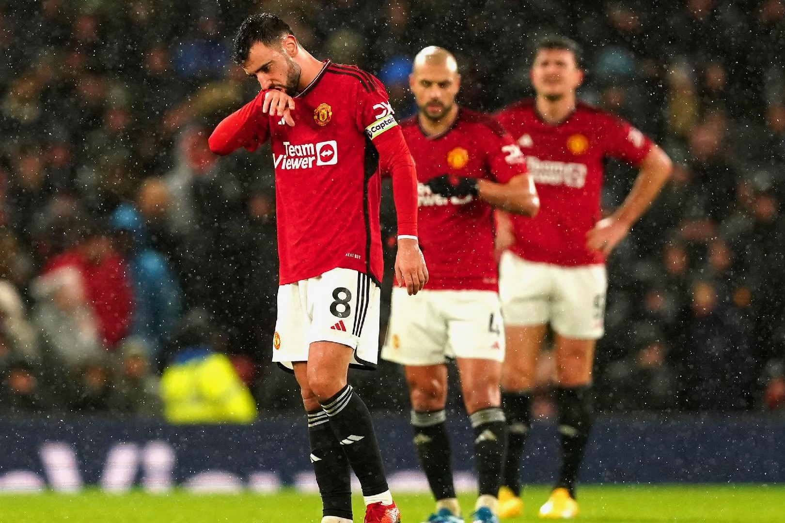 Đội trưởng Man Utd bị tố tẩy thẻ để né trận đấu với Liverpool - Ảnh 1