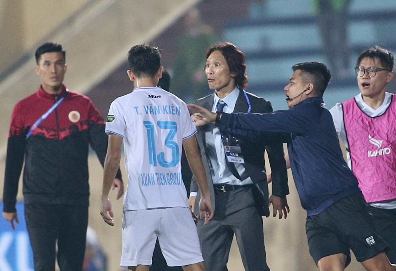 HLV Gong Oh Kyun thoát án phạt sau pha va chạm với cầu thủ Nam Định - Ảnh 1