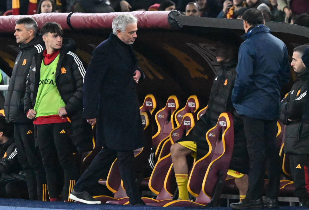 HLV Mourinho nhận thẻ đỏ, bỏ họp báo sau trận đấu của AS Roma - Ảnh 2