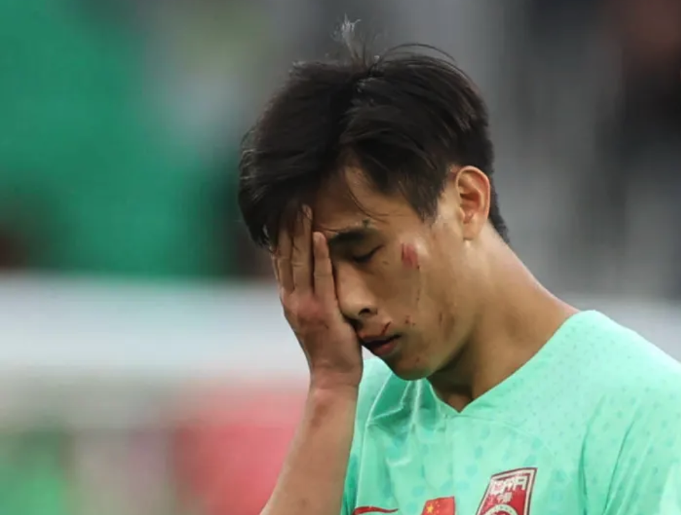 Cầu thủ Trung Quốc bị đạp rách mặt, trọng tài vẫn làm ngơ - Ảnh 1