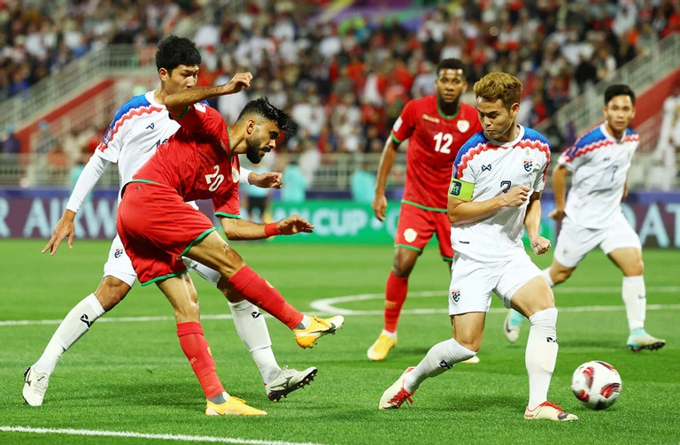 Cầm hòa Oman, Thái Lan mở toang cánh cửa đi tiếp ở Asian Cup 2023 - Ảnh 2
