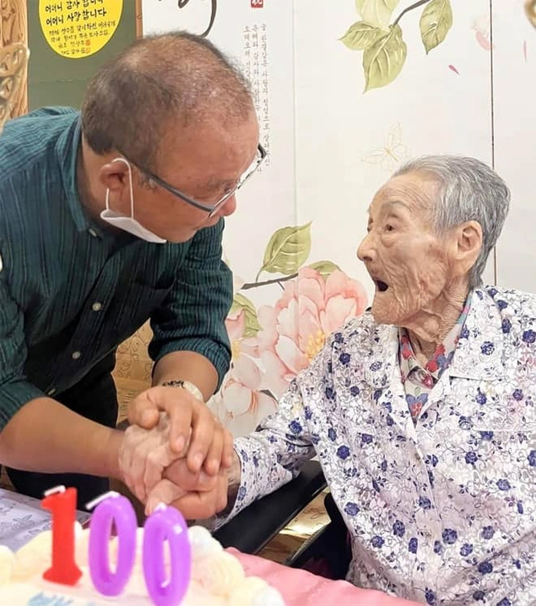 Mẹ của HLV Park Hang Seo qua đời ở tuổi 102 - Ảnh 1