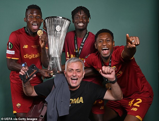 Bị phản bội, HLV Mourinho trả quà học trò ở AS Roma - Ảnh 1