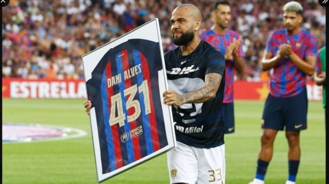 Barcelona ‘quay xe’, khôi phục tư cách huyền thoại cho Dani Alves - Ảnh 1
