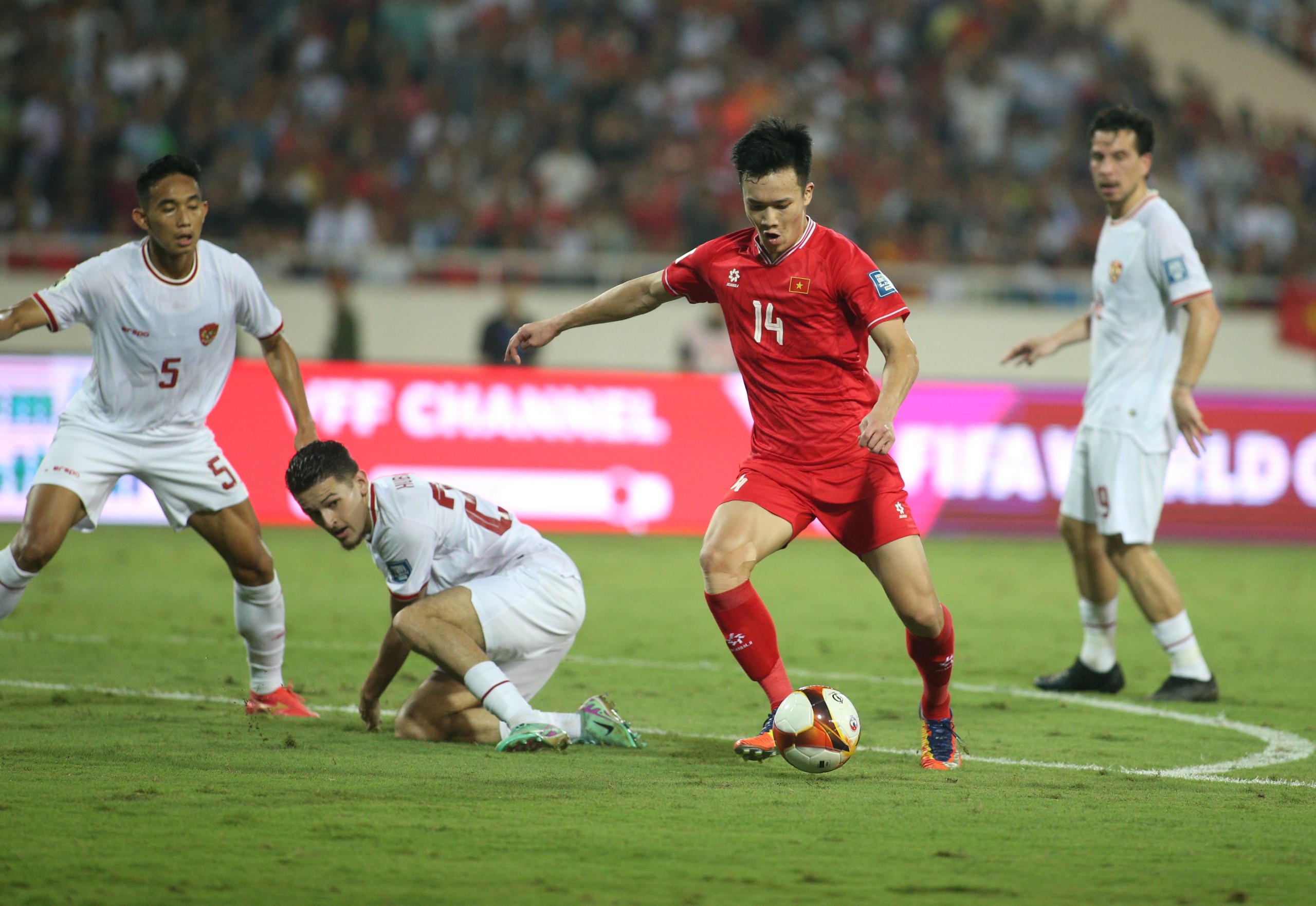 Đội tuyển Việt Nam tiếp tục tụt sâu trên bảng xếp hạng FIFA - Ảnh 1