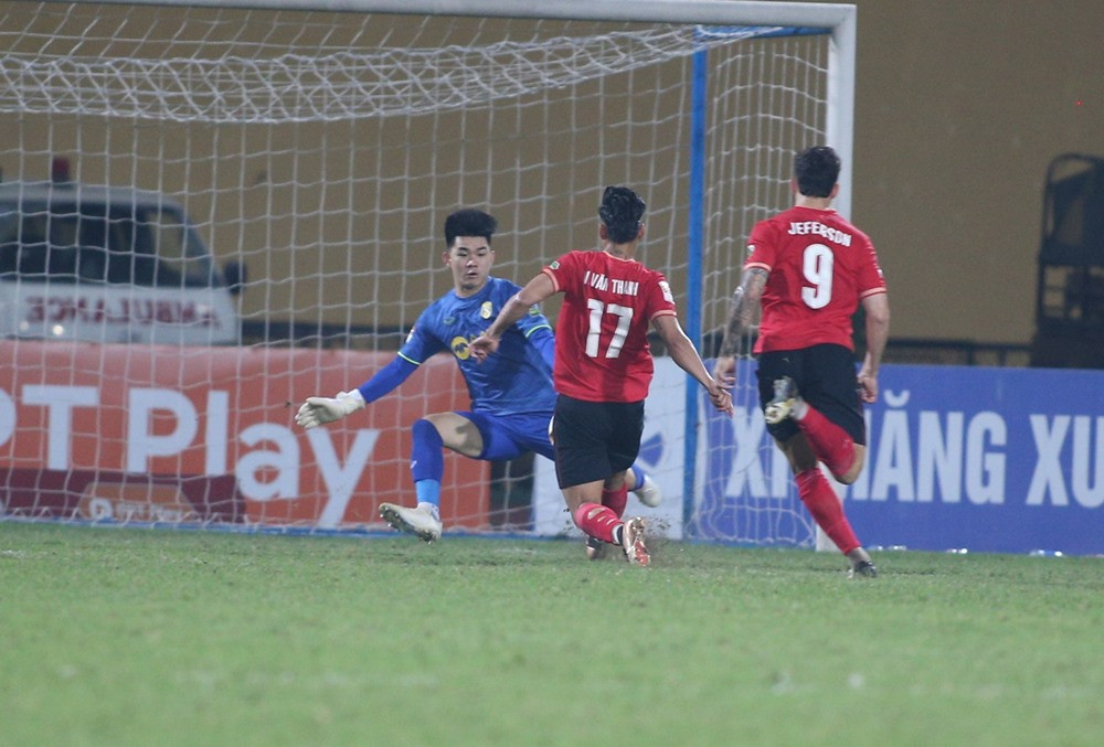 Quang Hải sút phạt thành bàn, Công an Hà Nội tiến sát ngôi đầu V-League - Ảnh 1