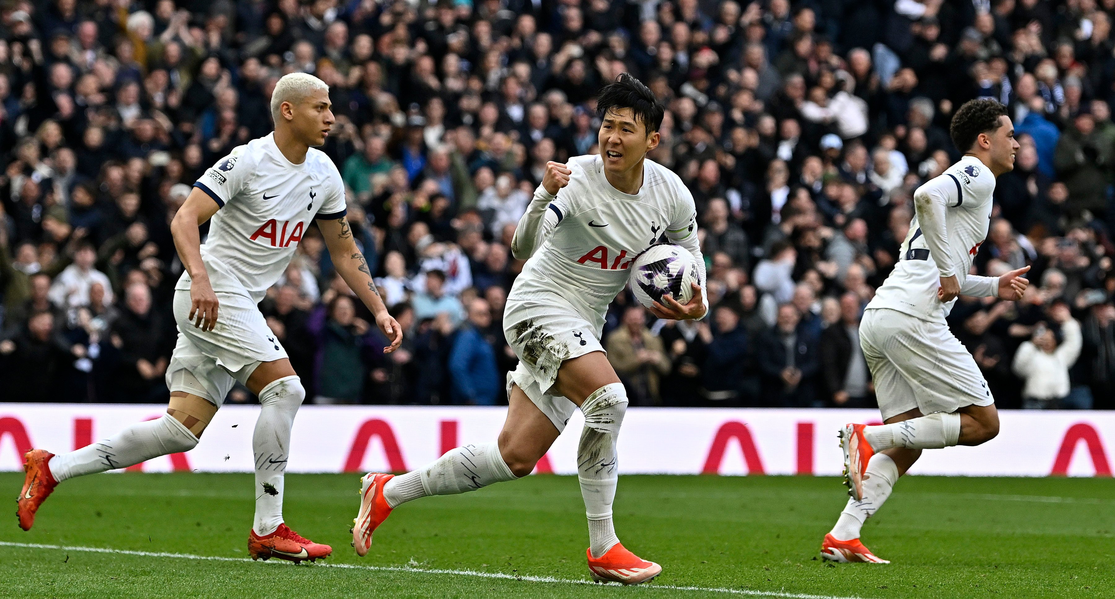 Thắng nghẹt thở Tottenham, Arsenal giữ chắc ngôi đầu bảng Ngoại hạng Anh - Ảnh 1