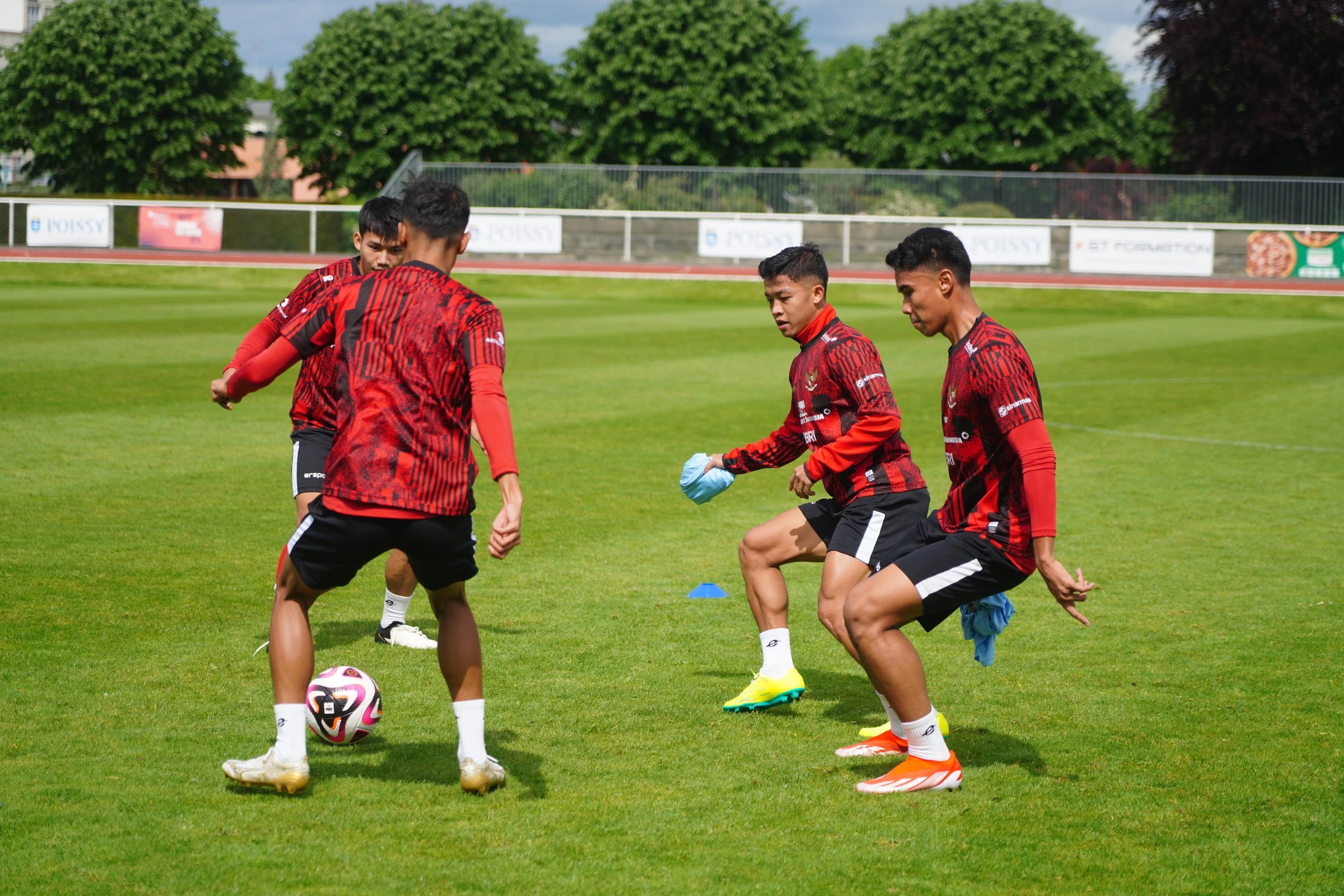 HLV Shin Tea Yong than phiền trước khi U23 Indonesia gặp Guinea - Ảnh 1