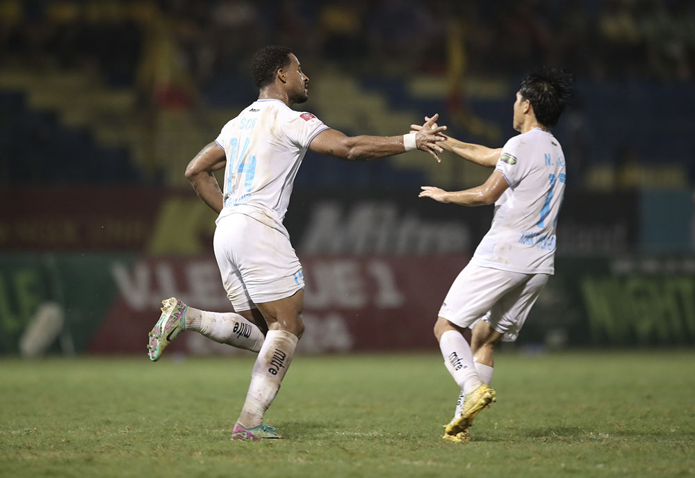 Rafaelson ghi 5 bàn, Nam Định ngược dòng thắng đẹp Thanh Hóa - Ảnh 1