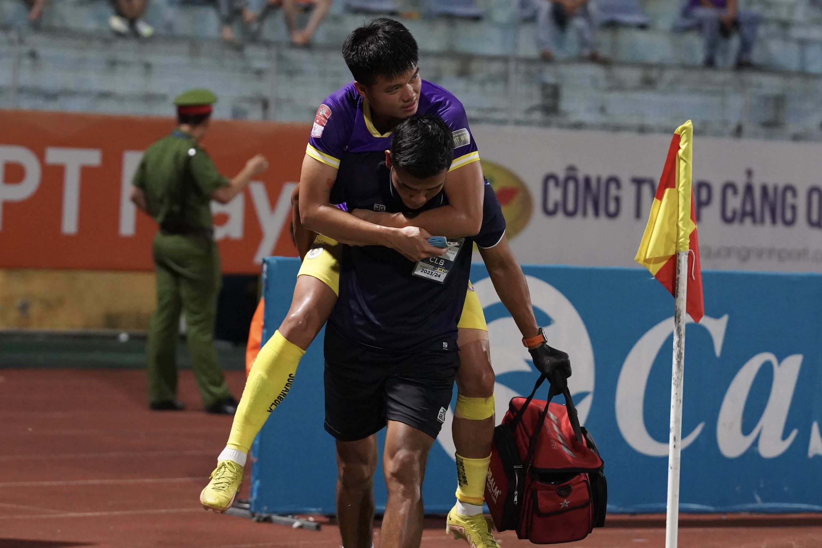 Văn Tùng chấn thương, Thanh Bình thay thế ở đội tuyển Việt Nam - Ảnh 1