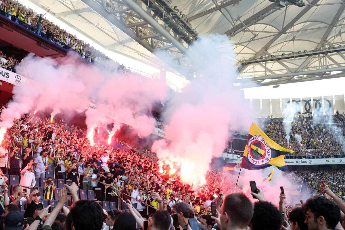 Sức hút khủng khiếp của Mourinho trong ngày ra mắt Fenerbahce - Ảnh 1