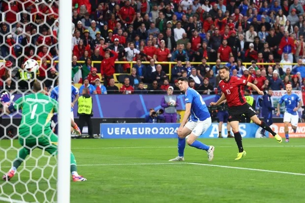 Ngôi sao Albania lập kỷ lục ghi bàn nhanh nhất lịch sử Euro  - Ảnh 1