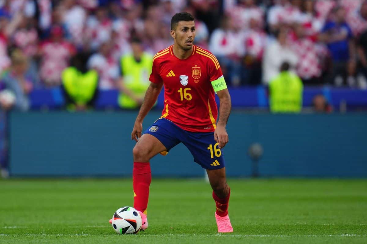 Rodri nhận thẻ vàng vì vi phạm luật mới ở Euro 2024 - Ảnh 1