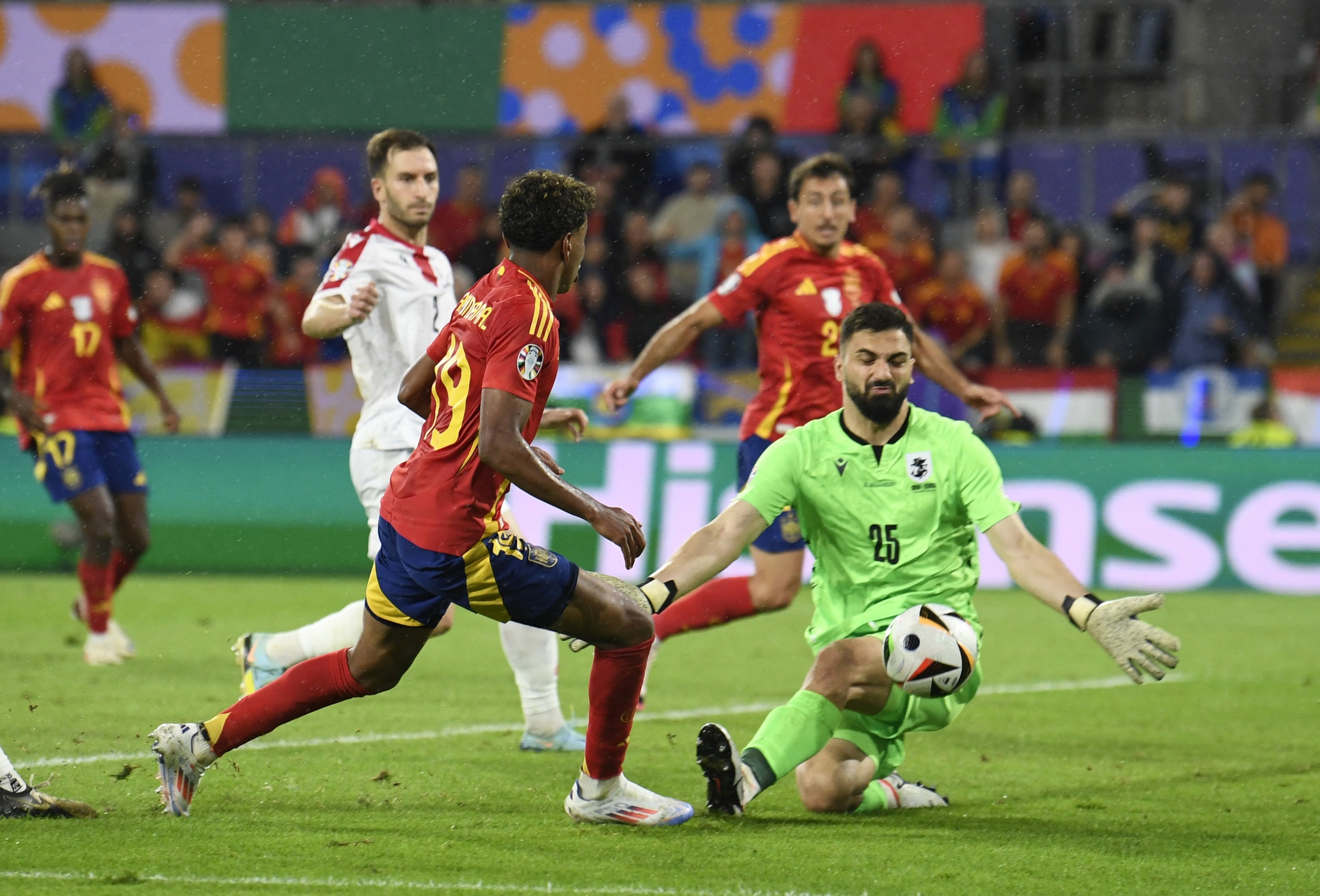 Lời nguyền của Tây Ban Nha khi gặp chủ nhà World Cup, Euro  - Ảnh 1