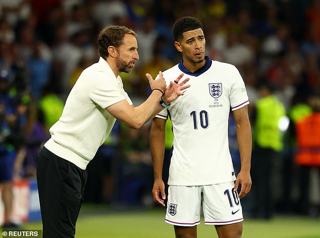 Jude Bellingham nổi giận với HLV Southgate vì không thay Harry Kane - Ảnh 1