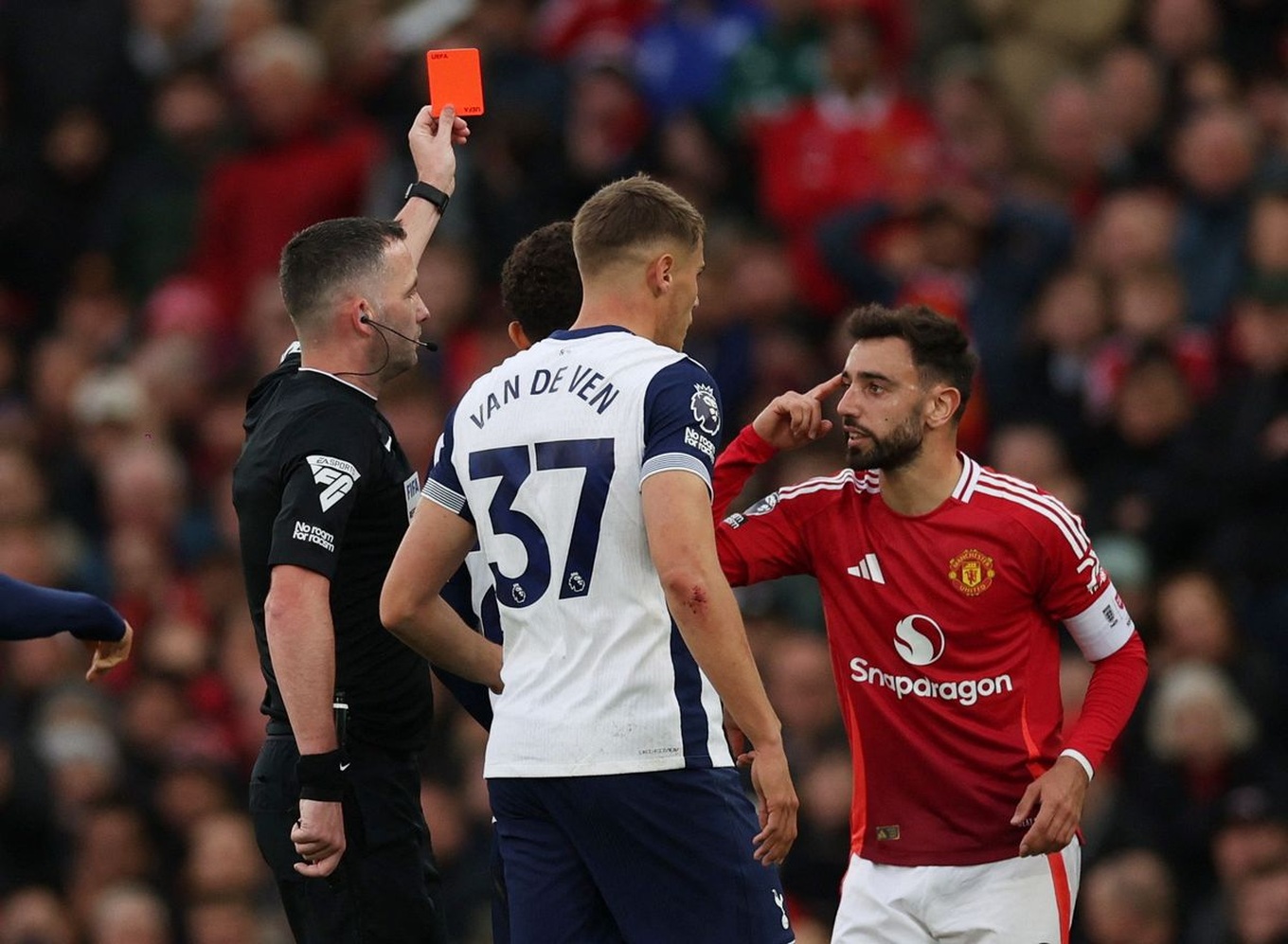 Bruno Fernandes nhận thẻ đỏ, MU thua thảm 0-3 trước Tottenham - Ảnh 1